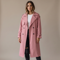 Trench lungo donna doppiopetto rosa, vista frontale editoriale