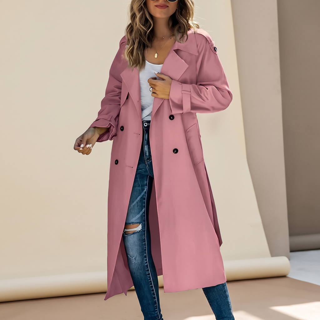 Trench lungo donna doppiopetto rosa indossato in contesto quotidiano